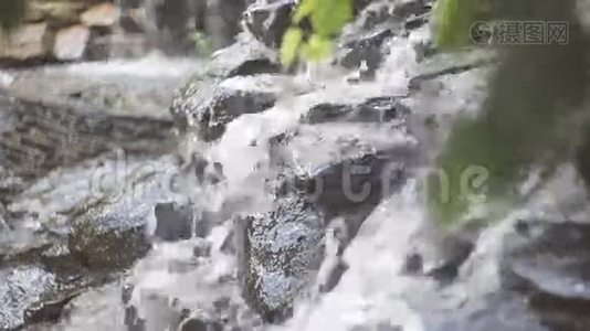 水顺着岩石流下来视频