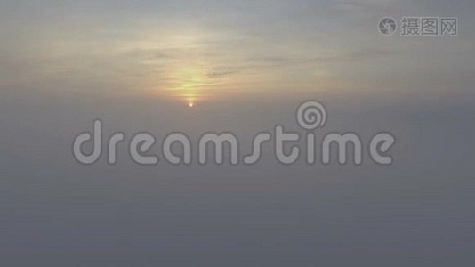 在云层上方的风景飞行，朝太阳飞去。视频