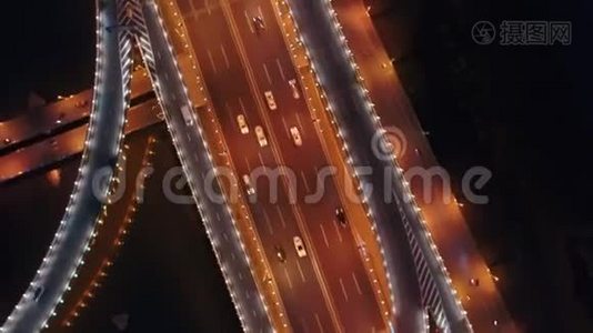 空中无人驾驶飞机飞越夜间道路交通。 二级道路路口.. 上景。 4K视频