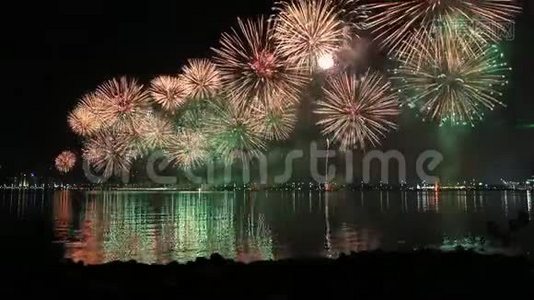在阿布扎比，作为阿联酋国庆庆祝活动的一部分，壮观的烟花照亮了天空视频