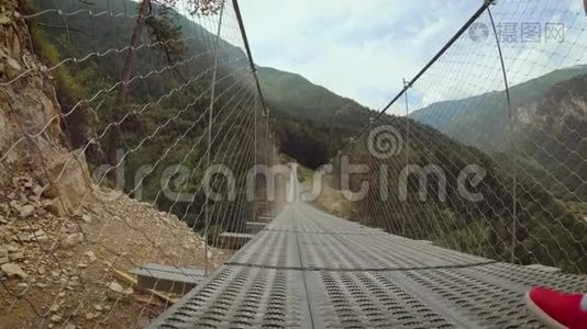 山上吊桥上的人在接吻视频