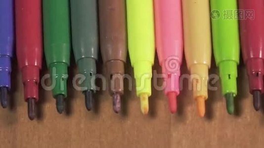 各种颜色的毛笔排成一排视频