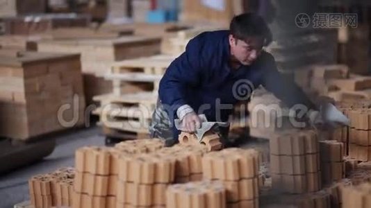 工厂地板包装产品的工作。 工厂工人增加耐火砖，以进一步包装。视频