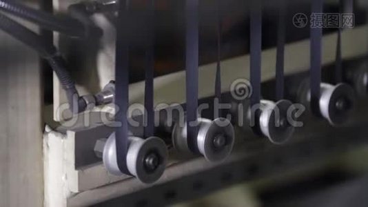 橡皮胶带被卷在机器的滚筒上。视频