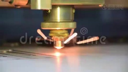 工业机器人激光切割机切割金属零件视频
