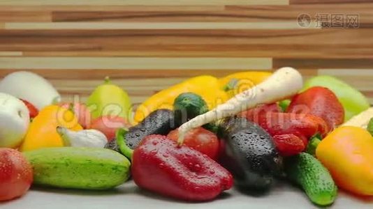 新鲜有机蔬菜的跟踪镜头视频