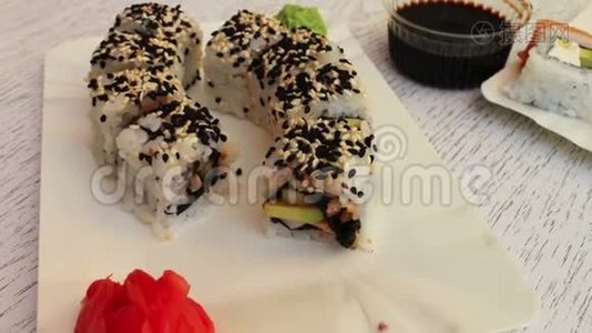 新鲜寿司卷，白色背景上有三文鱼芝麻姜视频