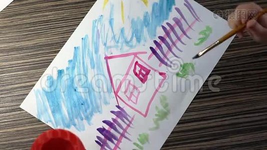 儿童手与画笔绘制白纸顶部视图视频