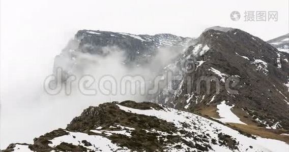 落基雾的山峰.. 4k时间推移。视频