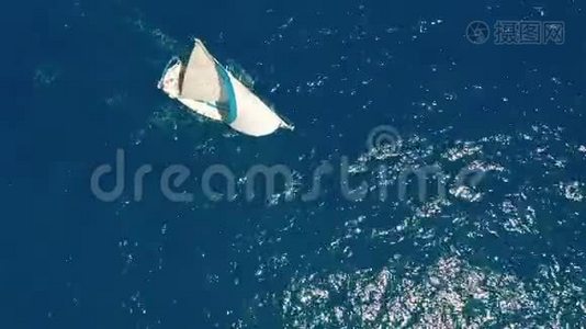 空中观景。 晴天在公海上航行的游艇.. 帆船。视频