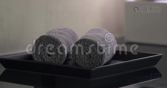 客房服务员在酒店客房内放置干净毛巾视频
