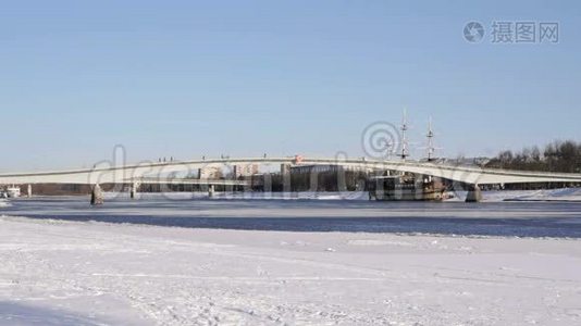 冬季横渡伏勒夫河的行人天桥视频