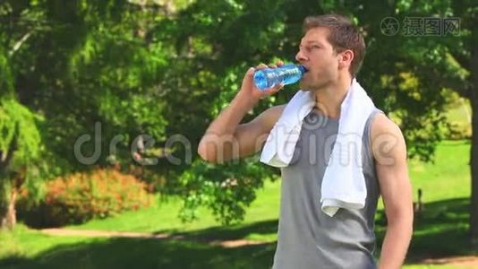 深色头发的男人拿着一瓶水和毛巾视频