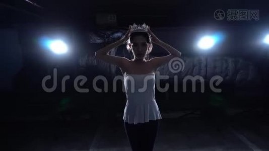 亚洲健身女子热身芭蕾舞蹈伸展视频