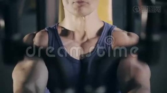 肌肉健美运动员在健身房锻炼乳房肌肉。正面拍摄视频
