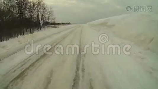 一个观点(POV)开车，路旁有高高的积雪视频