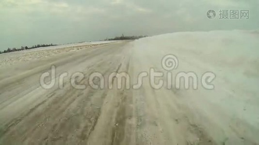 在飘雪中的视角(POV)会导致白茫茫视频