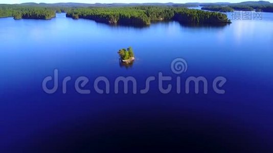 在平静的夏日，在湖边拍摄美丽的岛屿。视频