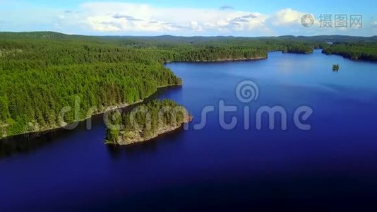 在平静的夏日，在湖边拍摄美丽的岛屿。视频