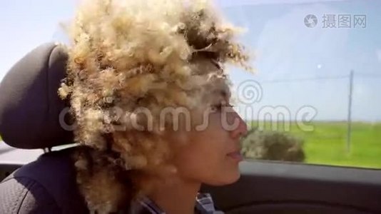 一个年轻的黑人女子在夏天驾驶一辆敞篷车视频