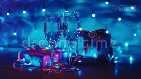 提供圣诞礼物和新年礼物，两杯带蓝色花环的香槟视频