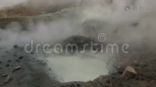 穆特诺夫斯基火山口泥浆浴。视频