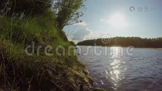 夏日阳光河日。 自然背景。 4K视频