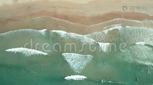 热带白沙滩上波浪的俯视图。 空中无人机在美丽的海滩上看到4k的海浪。视频