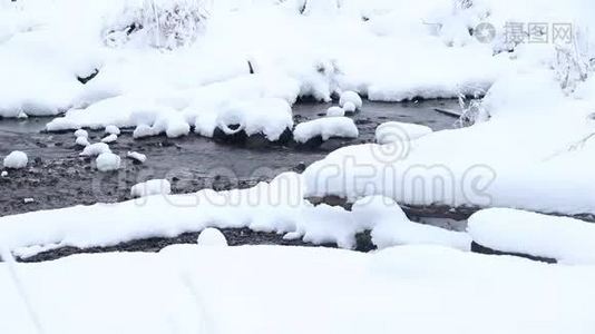 冬天的照片。 冬天的视频自然。 雪景雪中的树木。视频