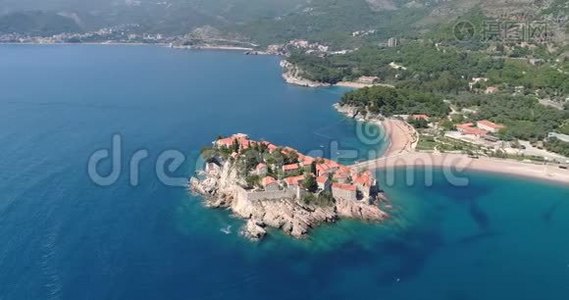 黑山Sveti Stefan、小岛和度假胜地的鸟瞰图视频