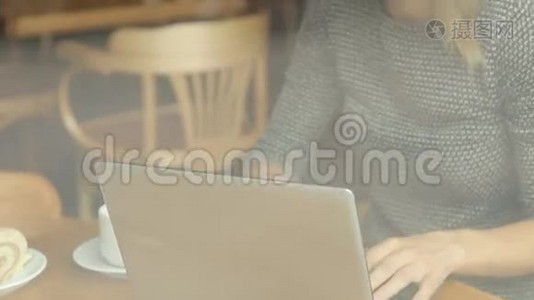女商人手提电脑，在咖啡馆喝咖啡视频