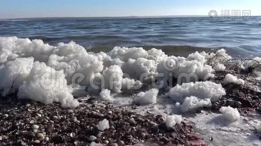 水和海岸上肮脏的泡沫视频