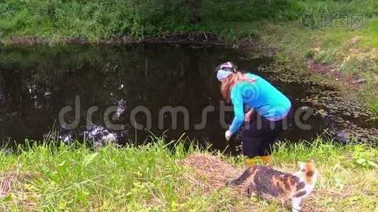 怀孕的女孩用篮子陷阱钓鱼，喂猫宠物视频