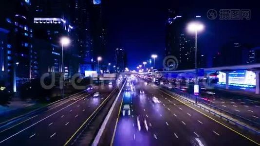 迪拜Sheikh Zayed高速公路夜间交通滞后视频