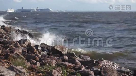 海浪拍打着岩石视频