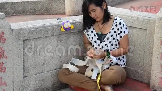 女人在清明准备烧纸视频