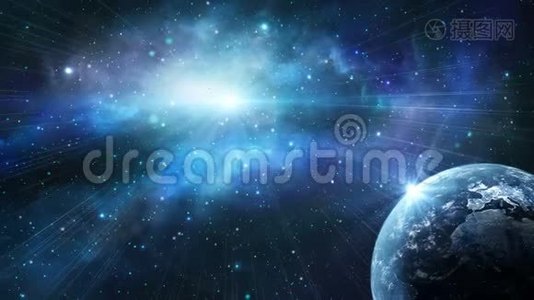 太空场景。 有蓝色星云的地球行星。 美国宇航局提供的元素。 3D级视频