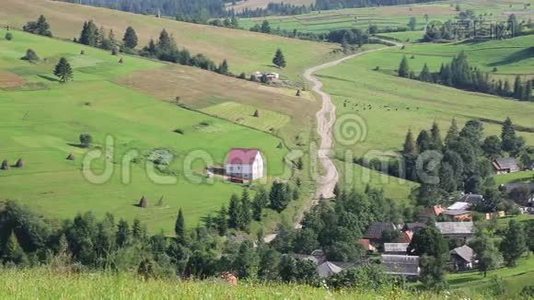 美丽的青山和红屋顶的小屋视频