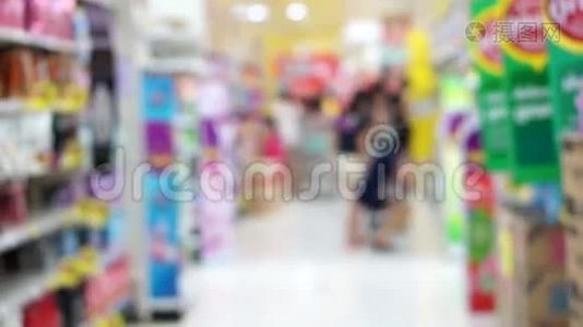 亚洲女孩，女人在超市里散步、寻找和购物小吃视频