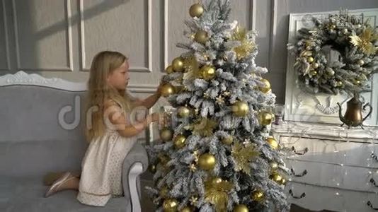 圣诞树附近可爱的小女孩视频