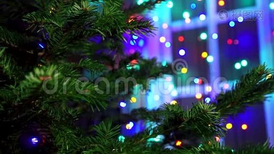 用圣诞彩灯在圣诞树上装饰手工。视频