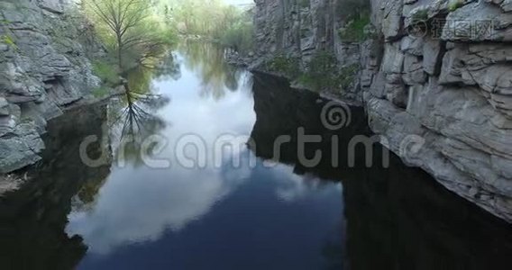 美丽的河流峡谷鸟瞰图.视频