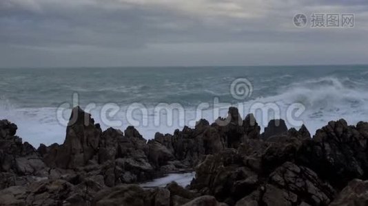 巨大的波浪在石头上破碎，缓慢的运动视频