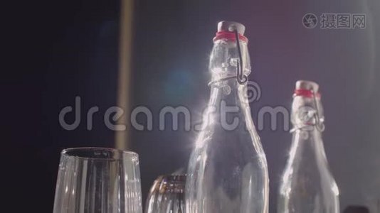 带水的瓶子视频