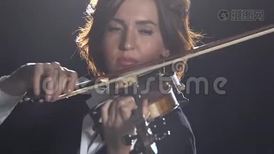 女人拉小提琴作曲黑烟工作室视频