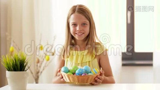 快乐的女孩在家里展示彩色复活节彩蛋视频
