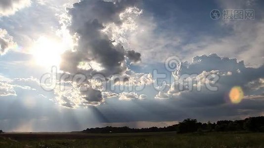 云彩在天空中移动，被阳光照亮视频