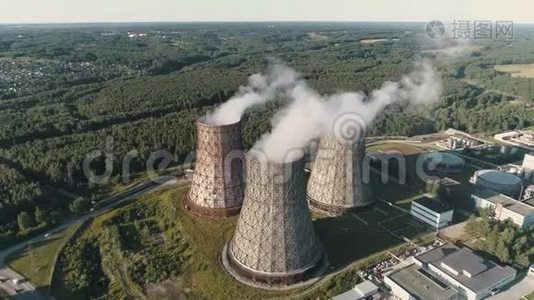 工作电站的鸟瞰图。 核电站冷却塔.. 燃煤发电厂视频