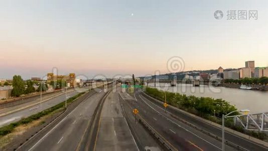 日落1080p时市区或俄勒冈州波特兰市长时间曝光交通灯轨及月亮升起视频