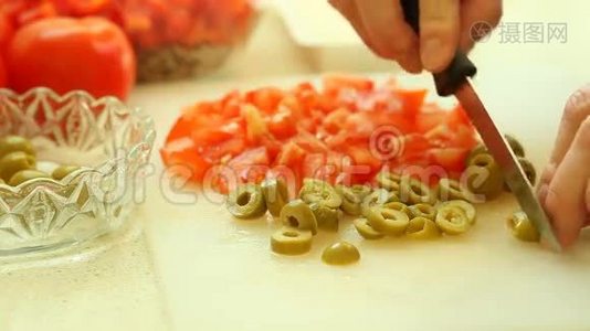 食物。 用菜刀切片，青橄榄红番茄视频